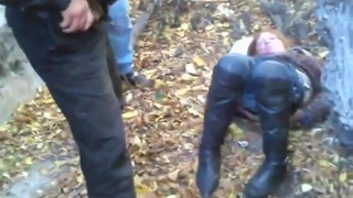 Самцы развели русскую шлюху на секс прямо на улице