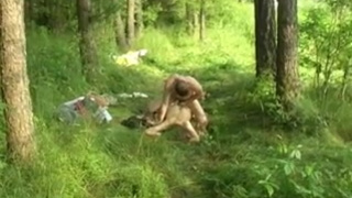 Домашний секс в лесу устроила эта русская пара на покрывале