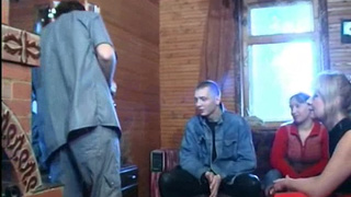 Деревенские свингеры от души дрючат баб в позе раком