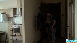 Бойфренд привел белокурую девченку для ебли домой к своему товарищу