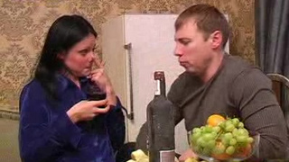 Брюнетка ебется по - собачьи и пьет из горла